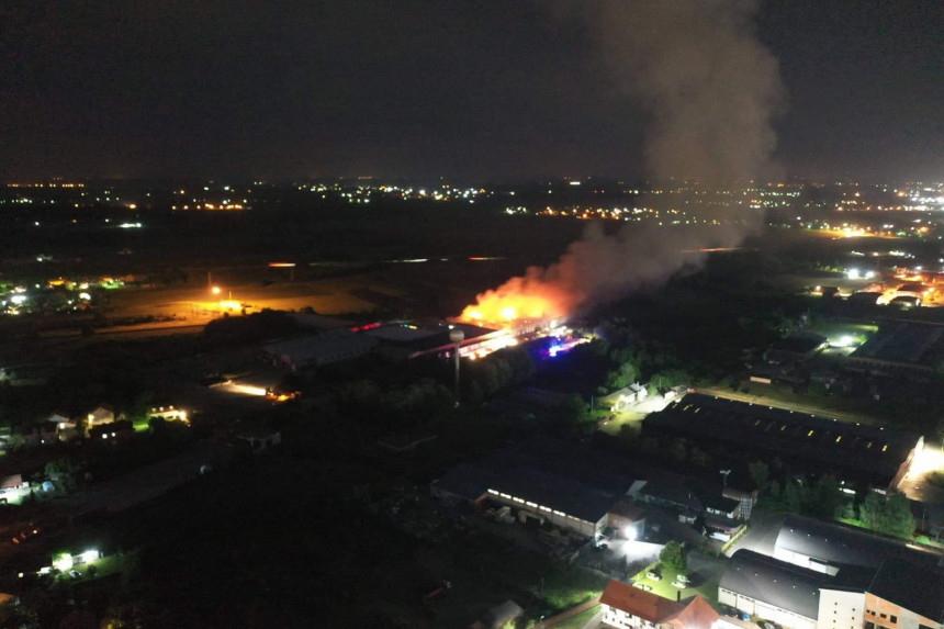 Bijeljina: "Sava" i dalje gori, oglasio se direktor fabrike (FOTO/VIDEO)