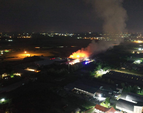 Bijeljina: "Sava" i dalje gori, oglasio se direktor fabrike (FOTO/VIDEO)