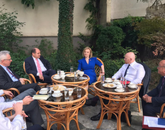 Sastali se Tras, Pič i Fild sa Šmitom i Marfijem