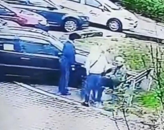 Prišao da "pomazi kuče", pa je uhvatio za vrat (VIDEO)