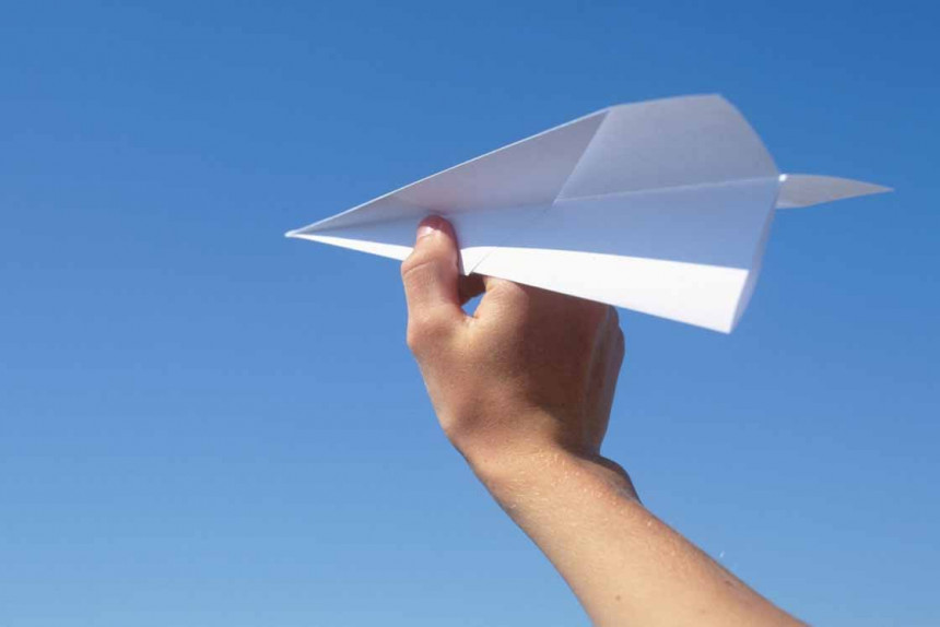 У Јужној Кореји оборен рекорд у лету папирног авиона!