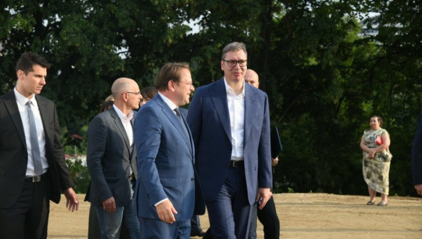 Vučić i Varhelji obišli gradilište klinike "Tiršova 2"