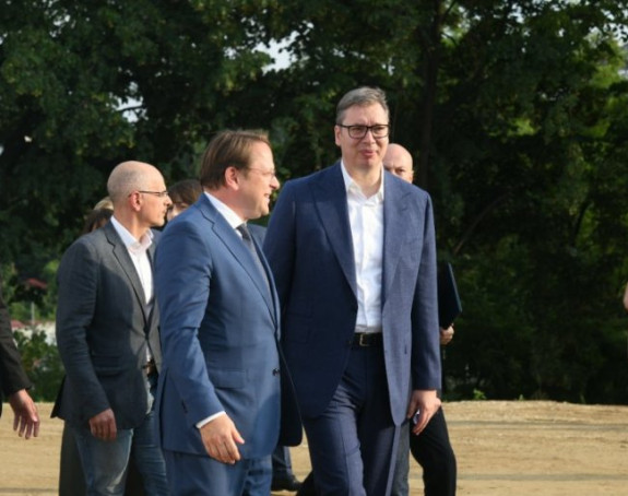 Vučić i Varhelji obišli gradilište klinike "Tiršova 2"