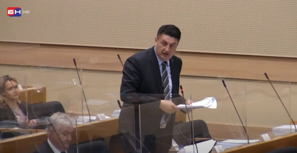 Vlada nastavlja sa kreditima, a narod sve siromašniji