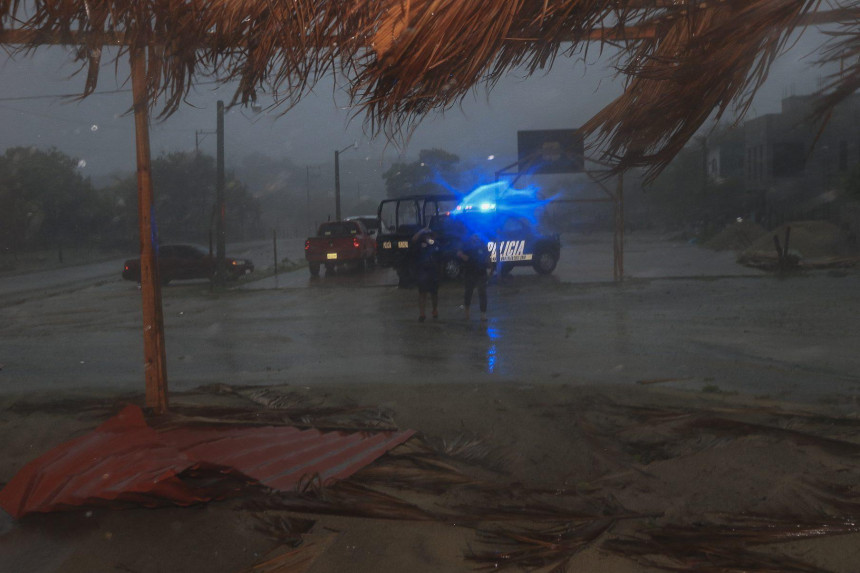 Ураган похарао Мексико, погинуло једанаест људи