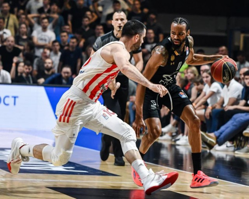 Igrači Crvene zvezde gađani "topovskim udarima"