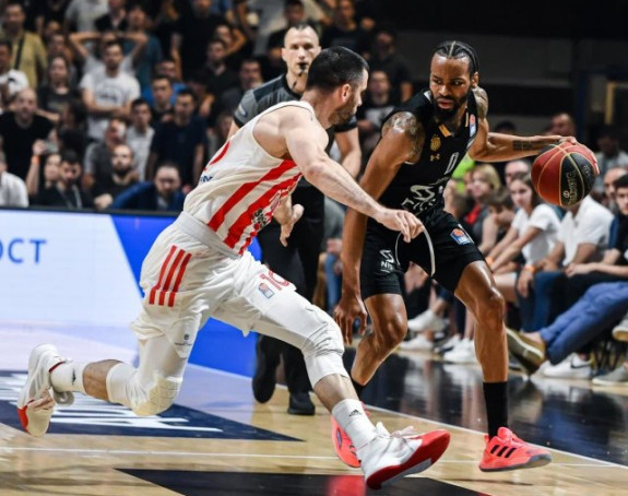 Igrači Crvene zvezde gađani "topovskim udarima"