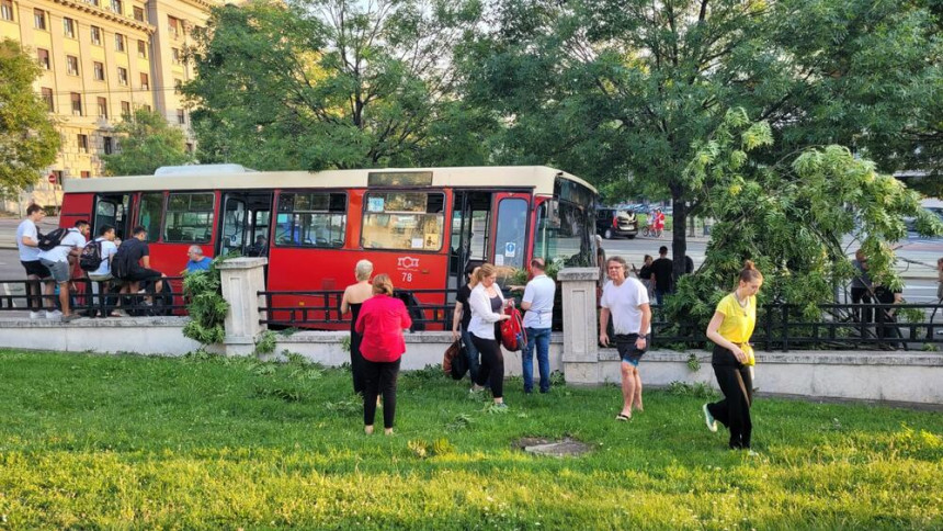 Београд: Аутобусу отказале кочнице па рушио редом