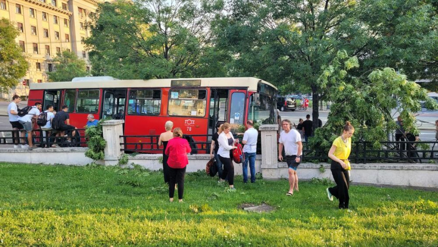 Beograd: Autobusu otkazale kočnice pa rušio redom