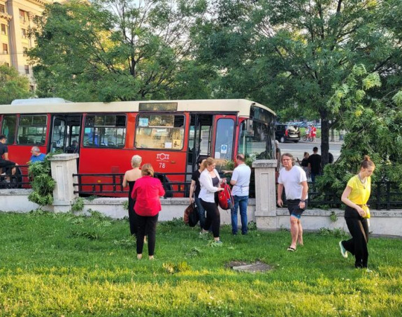 Beograd: Autobusu otkazale kočnice pa rušio redom