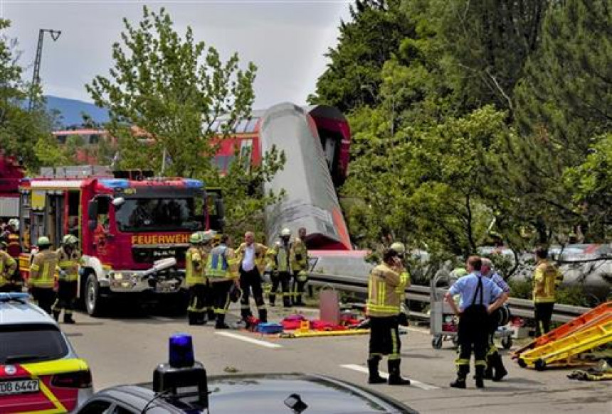 Tri osobe poginule, 60 povrijeđenih u udesu voza