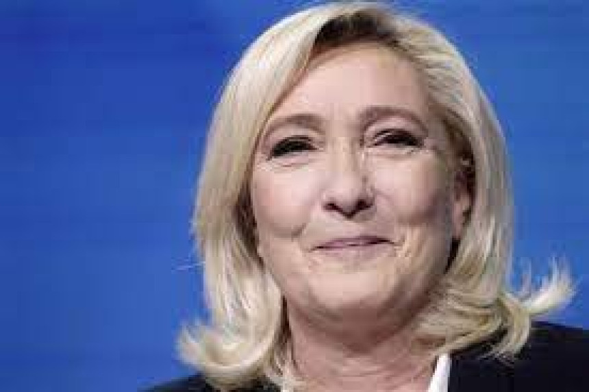 Marin le Pen pogođena jajetom u lice (VIDEO)
