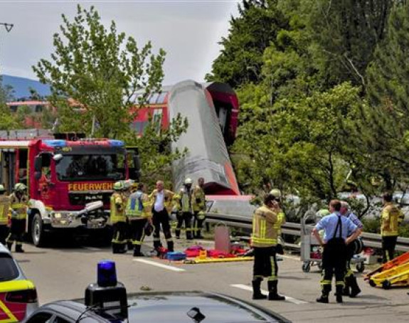 Tri osobe poginule, 60 povrijeđenih u udesu voza