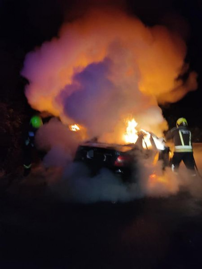 Тотална штета: Пожар уништио мерцедес код Бањалуке