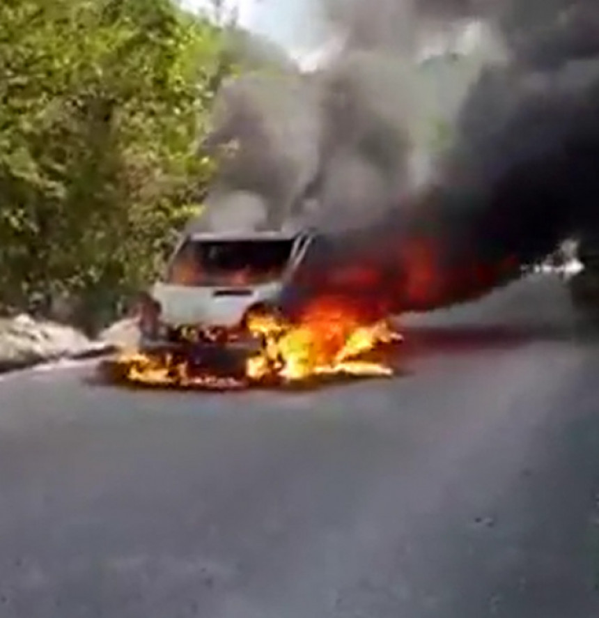 Zapalio se kombi koji je prevozio turiste kod Konjica