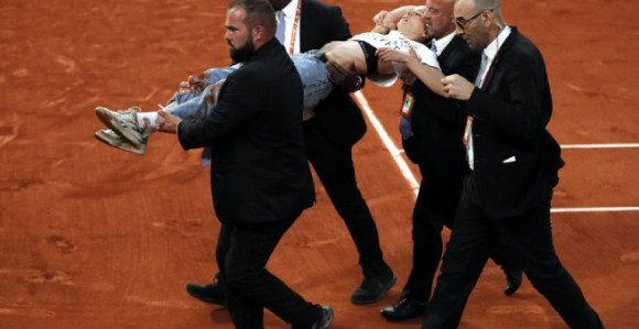 Djevojka utrčala na teren i prekinula meč Čilić-Rud