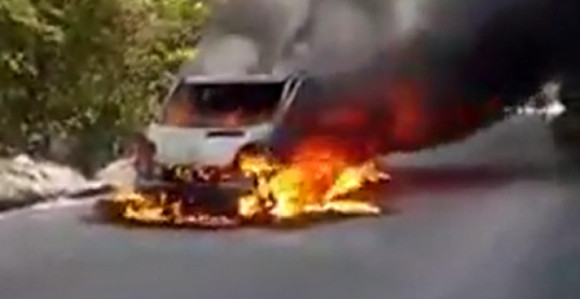 Zapalio se kombi koji je prevozio turiste kod Konjica