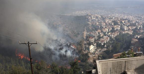 Požar koji gori na obodima Atine izmakao kontroli
