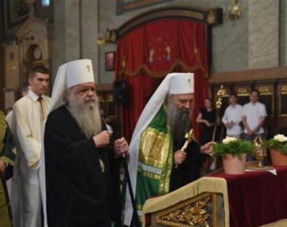 Патријарх Порфирије уручио томос архиепископу Стефану