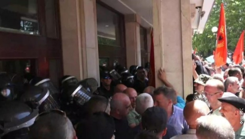 Протести тзв. ОВК испред скупштине, троје повријеђено