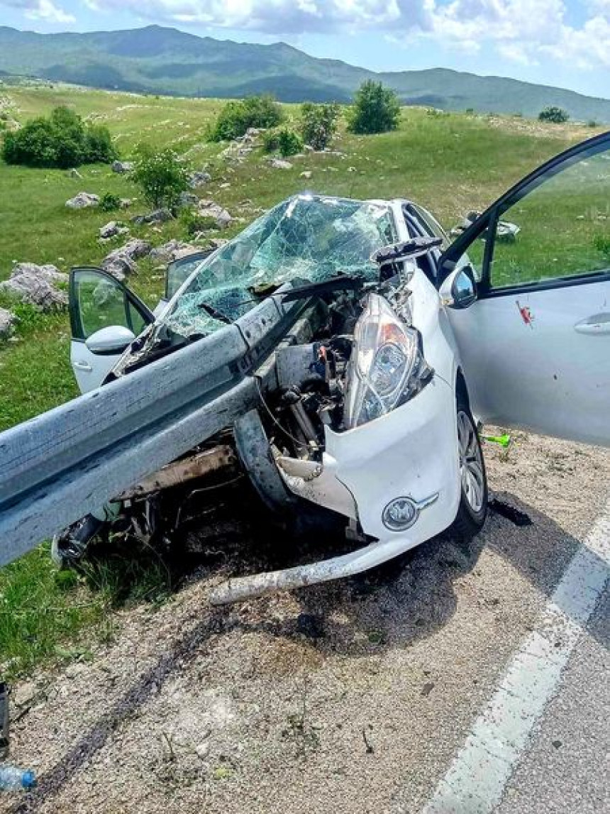 Teška saobraćajna nesreća u mjestu Stepen kod Gacka