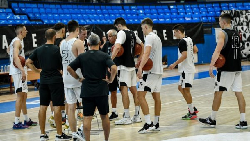 Igrače Partizana gađali petardama i upaljačima