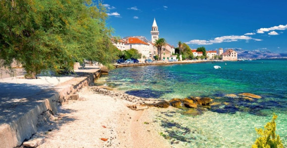 Pas u Kaštel Štafilicu izgrizao ženu na plaži
