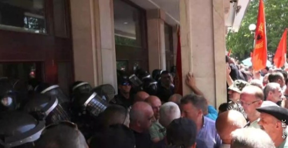 Protesti tzv. OVK ispred skupštine, troje povrijeđeno