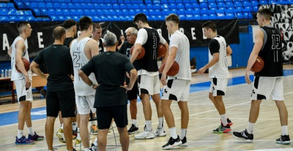 Igrače Partizana gađali petardama i upaljačima