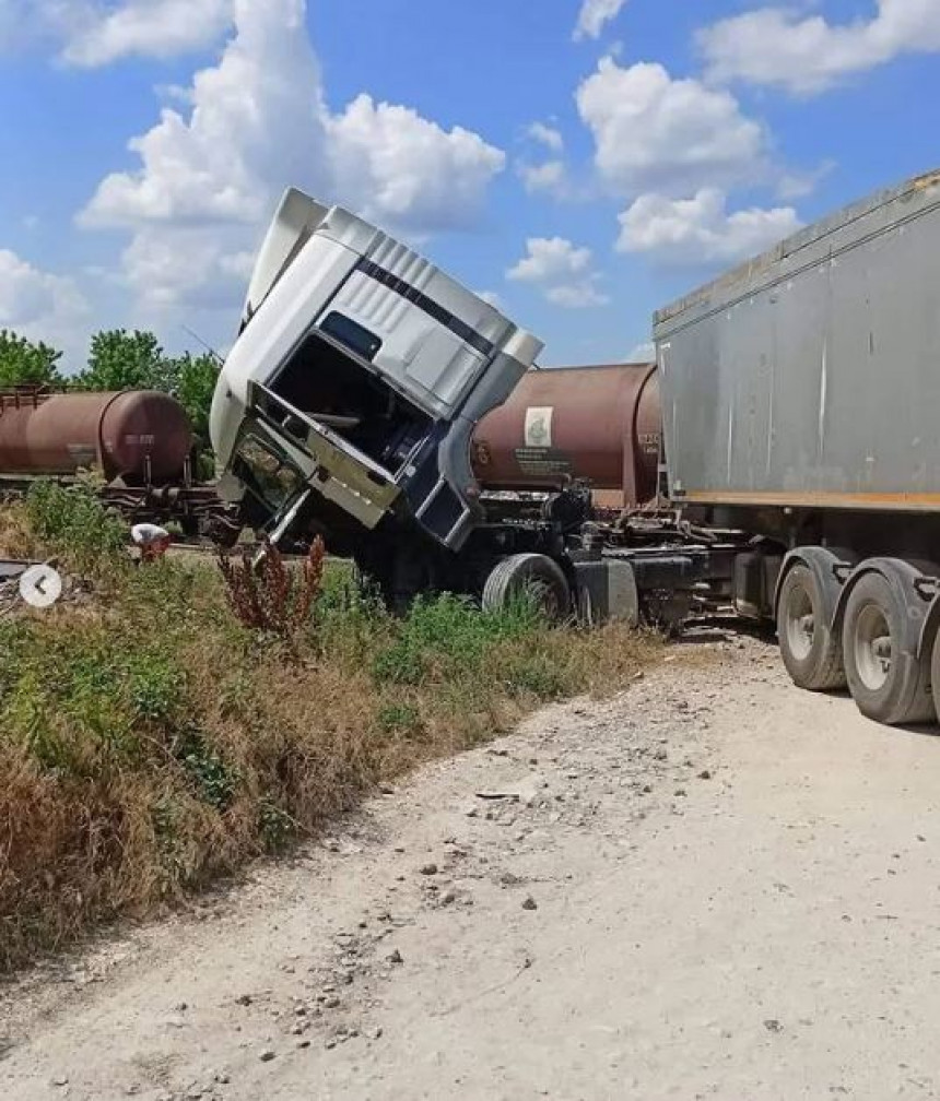 Teška saobraćajna nesreća: Voz prepolovio kamion