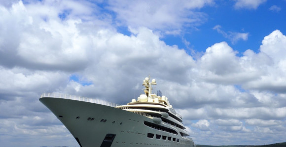 Руски олигарх тражи од ЕУ да му врати суперјахту