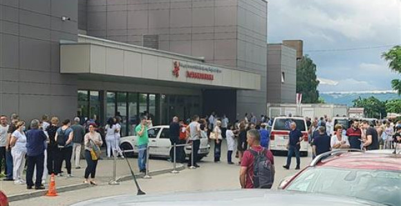 Ljudi u bijelom dali podršku ministru Šeraniću