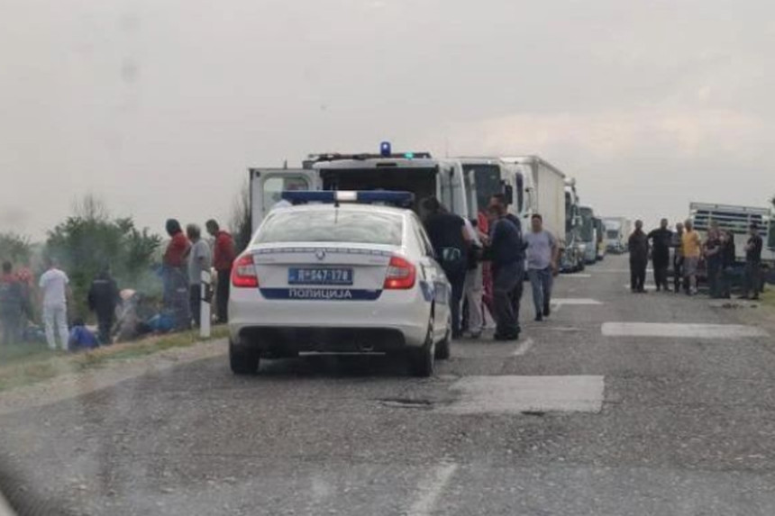 Minibus sleteo kod Šimanovaca, ima mrtvih