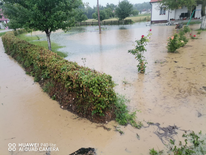 Obilne padavine izazvale bujične poplave u Srpcu