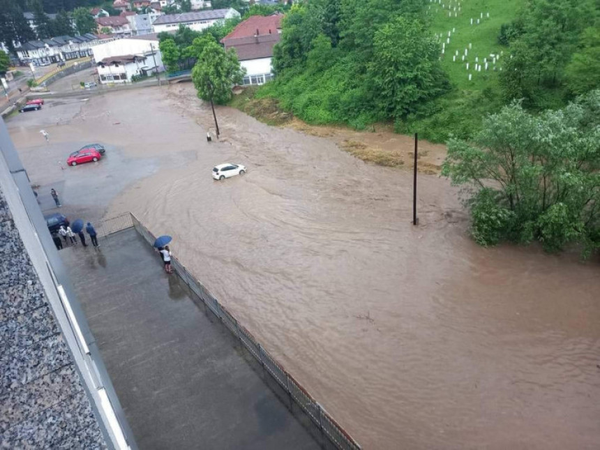 Haos u Tešnju: Dijelovi grada pod vodom (VIDEO)