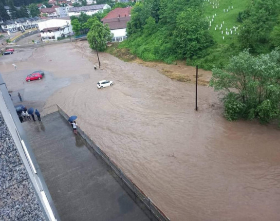 Haos u Tešnju: Dijelovi grada pod vodom (VIDEO)