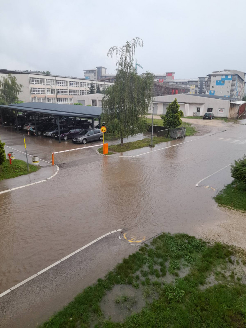 Doboj: Zbog obilnih padavina ulice potopljene (VIDEO)