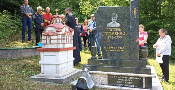 Освештана спомен капела поред гробног мјеста Споменка Гостића