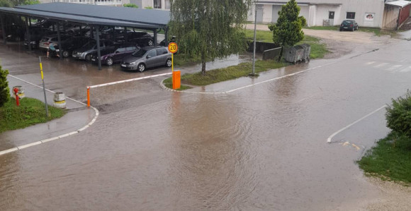 Doboj: Zbog obilnih padavina ulice potopljene (VIDEO)