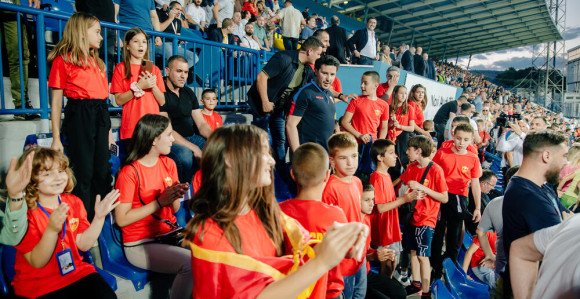 Abazović sa djecom prati utakmicu Crna Gora - BiH