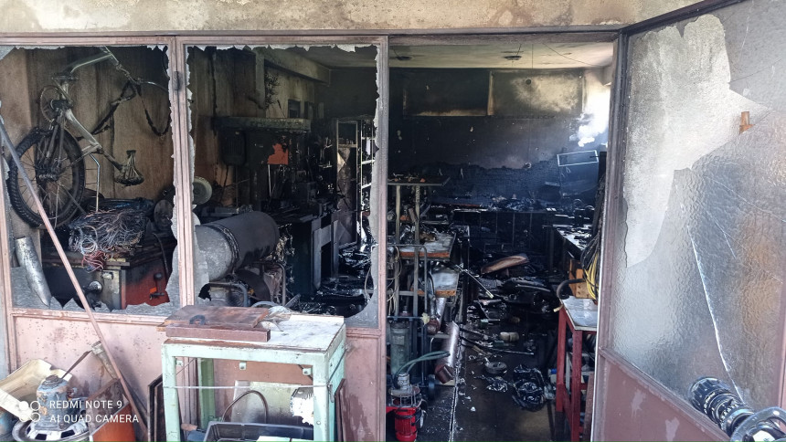 Изгорјела гаража, ватрогасци брзо реаговали