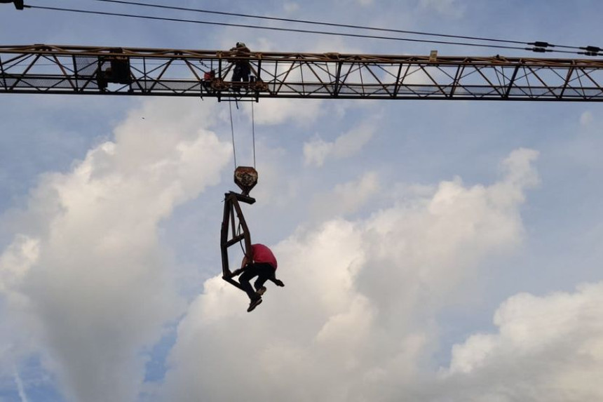 Krao lance sa krana pa ga vatrogasci morali spasavati!