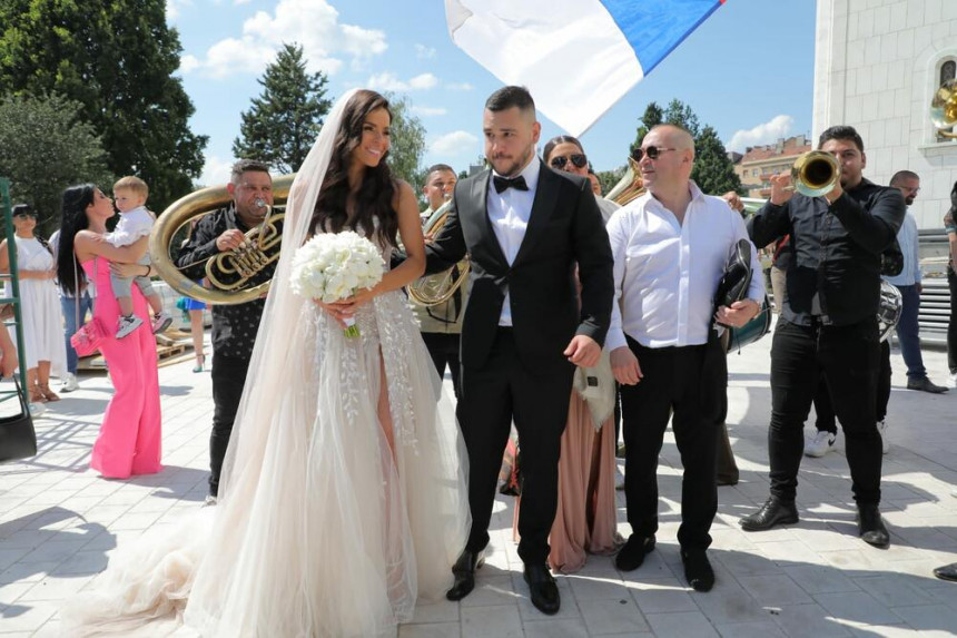 Данас Ђани жени сина Милоша: Венчање у Храму Св. Саве на свадби пола естраде!