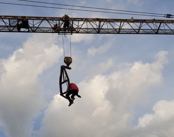 Krao lance sa krana pa ga vatrogasci morali spasavati!