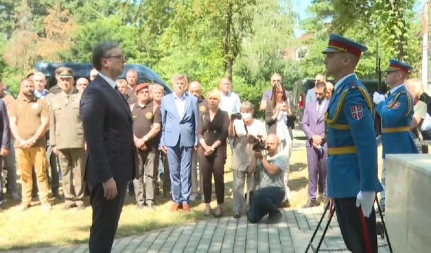 Vučić položio vijenac na Spomenik junacima sa Košara