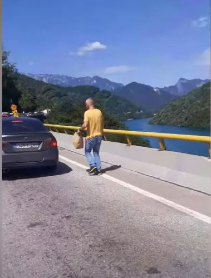 Vozač pokušao da baci kesu smeća u Neretvu (VIDEO)