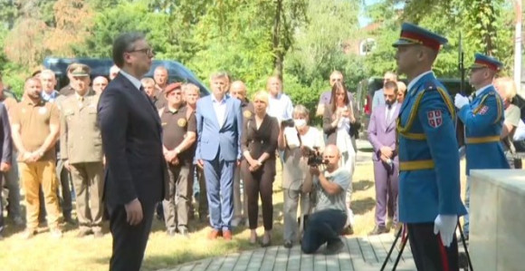 Vučić položio vijenac na Spomenik junacima sa Košara