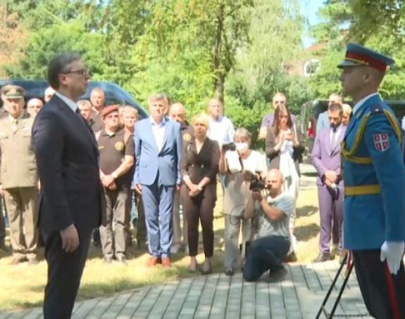Vučić položio vijenac na Spomenik junacima sa Košara
