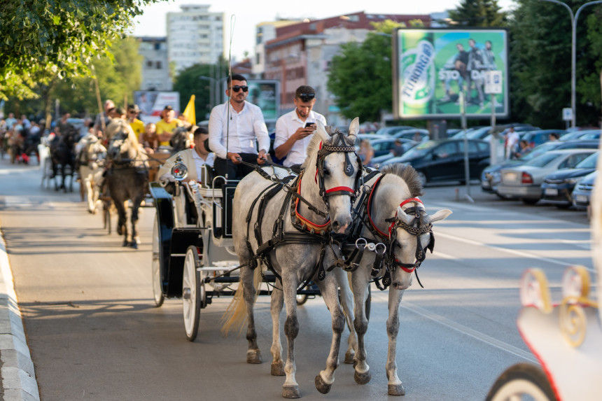 Традиција живи: Дефиле кочија продефиловао кроз Бањалуку