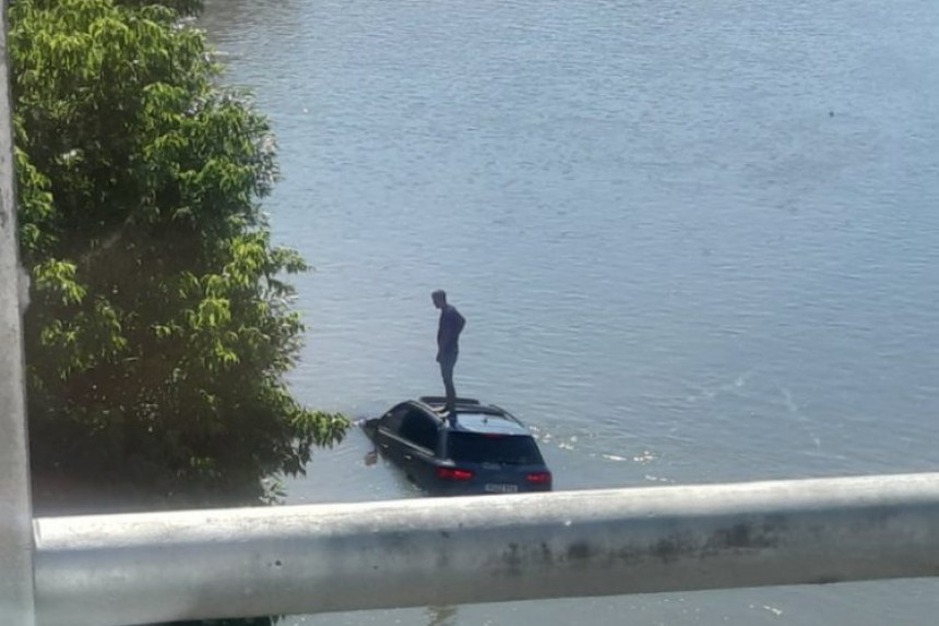 Doboj: Vozač sletio u Bosnu, na krovu čekao pomoć